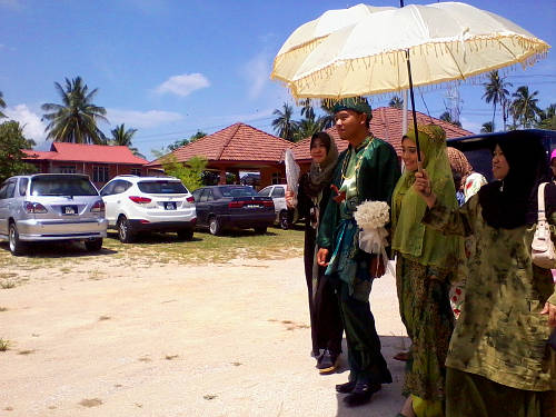 The couple's entourage arrives from Ipoh