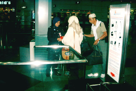 Tok and Opah head off into the International Departure gates