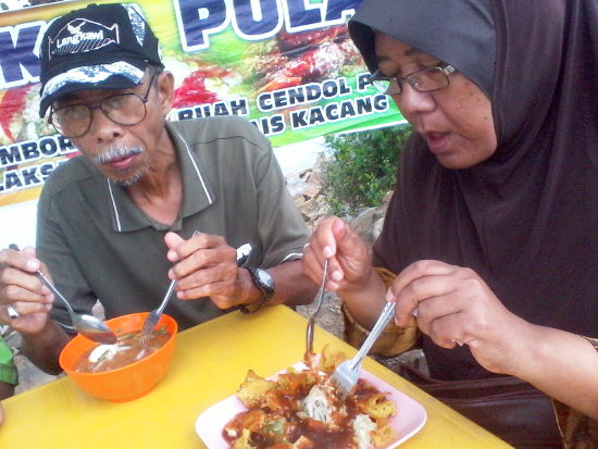 Atok and Opah eating during a light drizzle