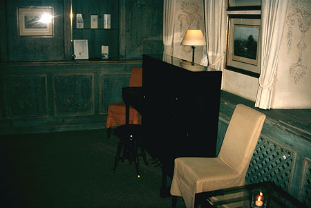 The piano at the lobby
